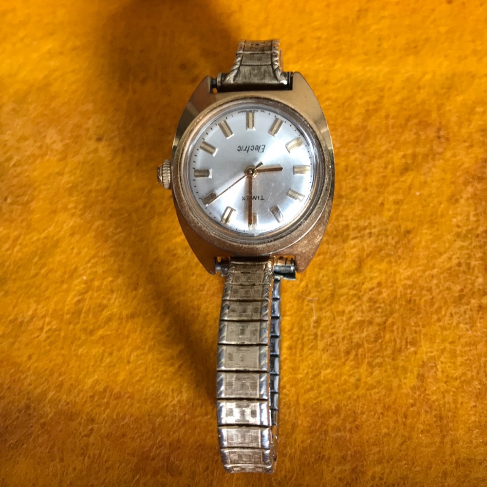 Vintage Women’s Timex Electric Watch Gold Tone Gem